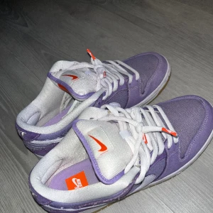 Nike sb dunk low pro lilac - Nike sb dunks, nästintill oanvända med inga som helst tecken på användning.  Nypris ca 4000-5000:- Bara att hojta till för mer info/bilder  