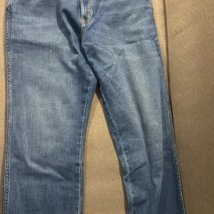 wrangler jeans - ett par wrangler texas straight jeans.jag har inte använt de för att de va för små storleken är W32L30. Den kostar 900 på hemsidan men jag säljer den för 600