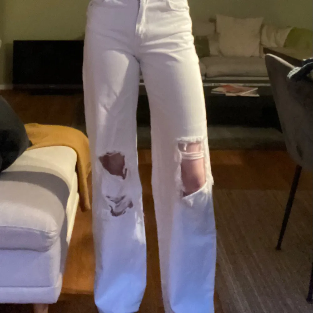Midwaist håliga vita jeans som sitter PERFEKT. Jeans & Byxor.