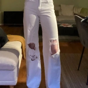 Vita håliga jeans - Midwaist håliga vita jeans som sitter PERFEKT