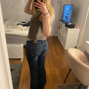 Lee jeans - Snyggaste lågmidjade lee jeansen!! Superfint skick, strl 27/32 men passar xs/s💕