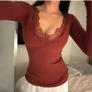 röd långärmad spetstopp - Super snygg spetstopp köpte här på plick i storleken xs. Strechig material. Har en liten defekt på spets halsringen som syns inte så mycket när man har den på sig och går snabb att sy ihop. Lämna gärna ett prisförslag. Kontakta mig för bilder på defekten🤍