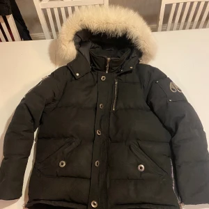 Moose knuckles jacka - Jätte fin jacka i fint skick storlek m. Nypris 12499kr 