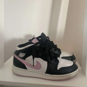 Jordan 1 mid artic pink  - Ganska så bra skick, använda med creaseskydd 