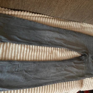 Trendiga gina jeans  - De här ass snygga jeansen, de ser helt nya ut då de bara blivit använda ett få gånger. De har blivit lite mörkare i tvätten men min kamera gör det lite mörkare, de är i strlk 34 men skulle passa någon som är mellan 32/34 då de blivit lite mindre🩷