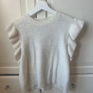 Topp - Så fin ljus topp från Vero Moda, storlek L men skulle säga att den är medium💗