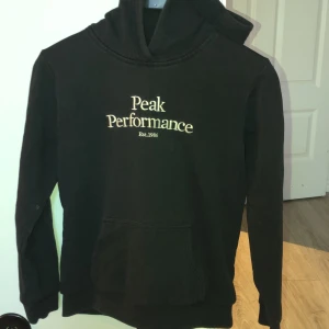 Peak Performance Hoodie  - Peak performance Hoodie i stl 160. Använt men fint skick. 
