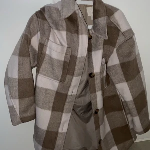 Vår/Höst rutig jacka - Använd men i jätte bra skick! Köpt på H&M Kan skicka bilder med den på! 