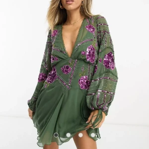 Fest klänning - Jätte fin klänning, använd en gång! Köpt från asos för 1300kr. Slutsåld. Storlek 34 men passar mig som är 36. Skicka för fler bilder!🩷