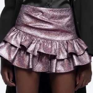 Säljer denna väldigt eftertraktade kjolen från zara. Den har inbyggda shorts och en dragkedja på sidan! Storlek S men passar också M. Säljer vid bra bud! 