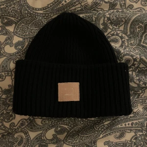 Acne mössa - Säljer min Acne mössa i en marinblå/ljus rosa färg som inte säljs längre!! ❤️❤️ Jätte fint skick!