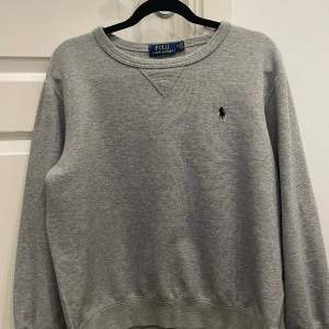 Helt ny polo sweater, använd fåtal gånger. Kond:10/10 är i storleken M men passar som S, köpt för 1500kr