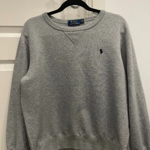 Polo tröja - Helt ny polo sweater, använd fåtal gånger. Kond:10/10 är i storleken M men passar som S, köpt för 1500kr