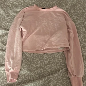 Rosa magtröja🤩🤩 - Väldigt tunn och är lite tajt vid magen 
