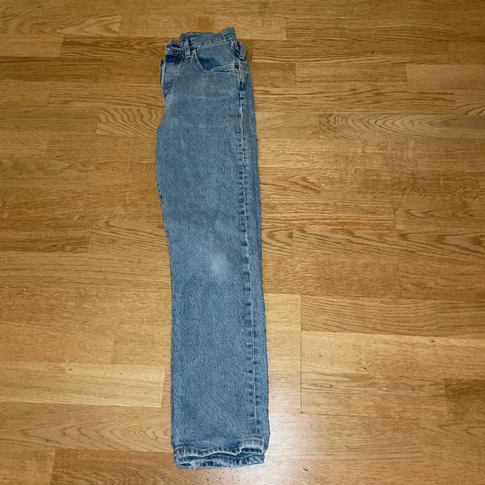 Jeansen är använda men fortfarande i bra skick! Jag säljer dem pga att de är för små för mig. W23 L26  Nypris 1200kr. Jeans & Byxor.