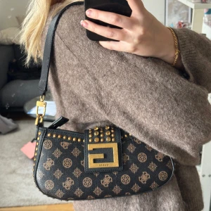 Guess väska i nyskick  - Säljer min älskade guess väska som är använd fåtal gånger så den är som ny🫶🏼