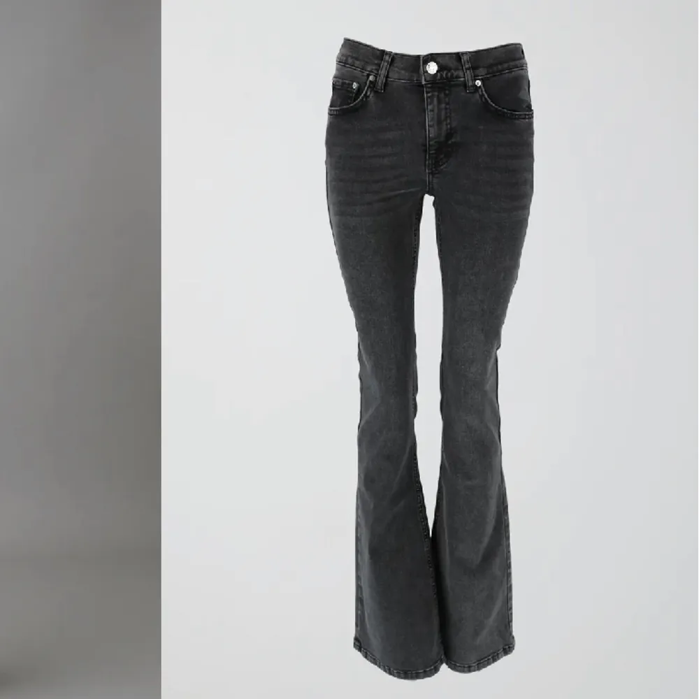 Säljer dessa lågmidjade / midwaist byxorna från Gina Tricot! Dem är i en gammal modell som ej finns kvar 🤍 har tyvärr växt ur de så säljer vidare! Avklippta och passar om man är runt 155 cm 🤩 kom priv för mer frågor mm . Jeans & Byxor.