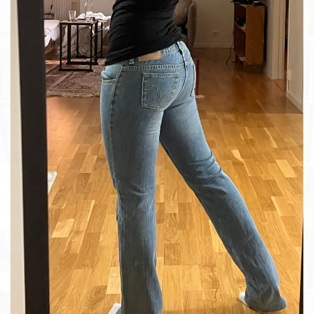 Vintage lågmidjade jeans från Ravle, i nyskick🩷.    Midja: 36.5cm innerbenslängd: 79cm grenhöjd: 20cm Jag är 160cm men de är alldeles för långa för mig💕 jättesnygga fickor och formar fint💕nån till bild finns. Jeans & Byxor.