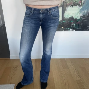 Lowrise bootcut jeans - Så snygga jeans i så fin tvätt!! Modellen är 173 cm