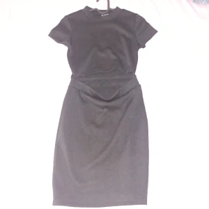 klänning - använd 2 gånger, den är öppen vid magen, sitter bra på 