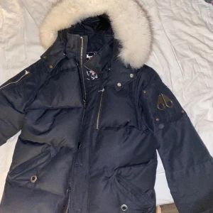 Moose Knuckle  - Hej säljer min Moose jacka för att jag har tröttnat på den. Den är bara använd en vinter och är i toppskick, har inget kvitto kvar så säljer den billigt. Nypris ca 12000 