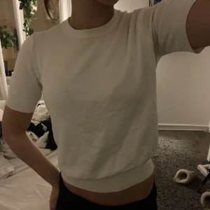 T-shirt från zara  - Populär och jättefin stickad t-shirt från zara! Bra skick!