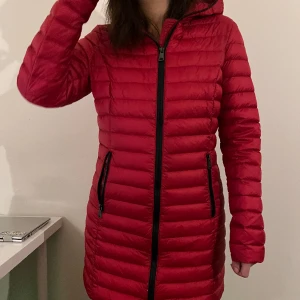 Lång dunjacka  - Jätte fint skick, användt kanske 2 gånger den bara ligger och väntar på världen. Köpte 2022, pris går att diskutera! ✨