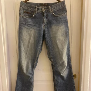 Lågmidjade bootcut jeans - Snygga lågmidjade bootcut jeans i storlek 30 (uppskattas som M)💘