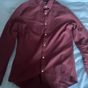 Fin vinröd skjorta i stl S från H&M. Inga fläckar och fint skick. Säljer för 80kr. 