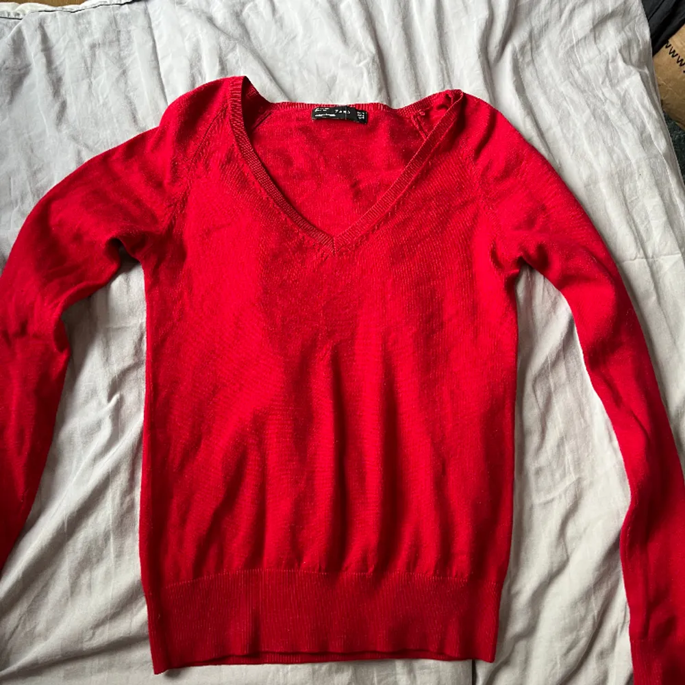 Fin röd tröja i bra skick, passar även s. Toppar.