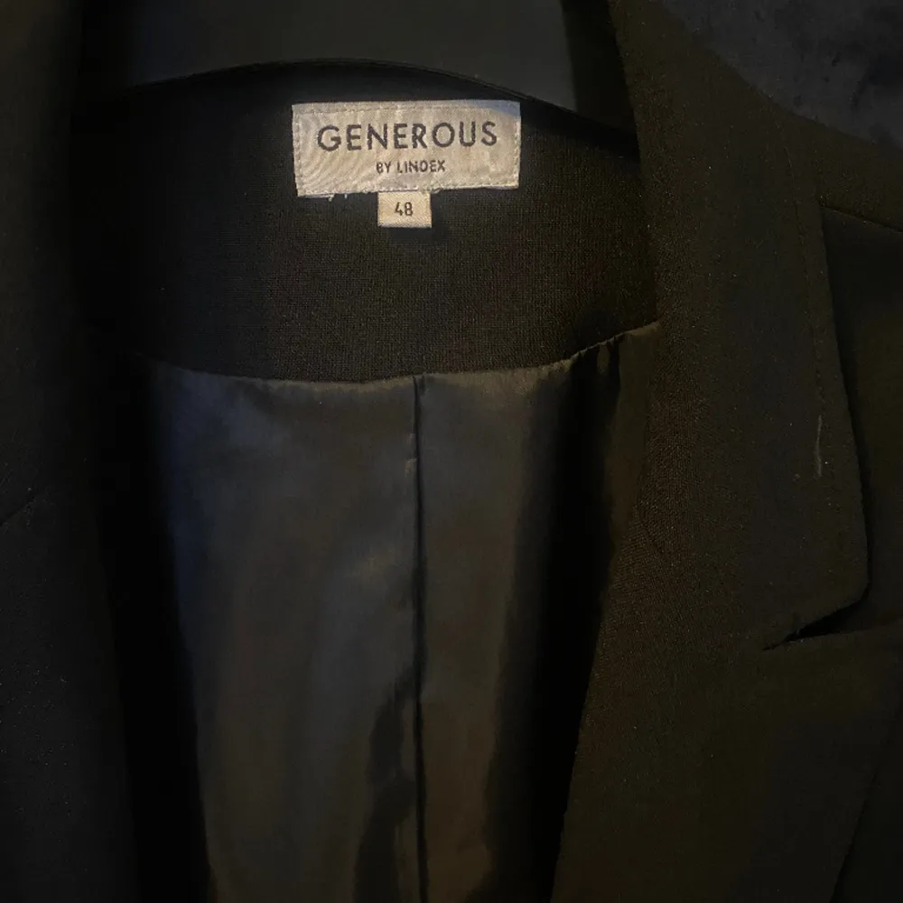 A black vintage blazer from Lindex in size 48. It’s in very good shape and is oversize so will fit most people!. Kostymer.