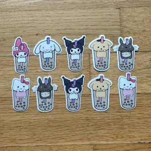 Boba stickers designade av lovelyhomecraft! 🎀 8 kr/styck eller mängdrabatt: 5 st för 35 & 10 st för 65! 🩷 Frakt: 15 kronor  Ca 5 cm långa