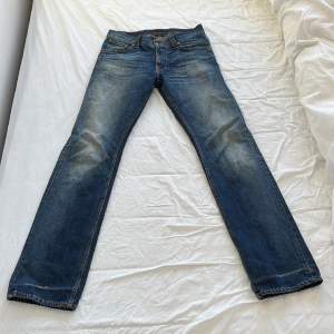 Snygga jeans från Nudie Jeans.  inte för baggy och verkligen inte för tighta. skick 8/10