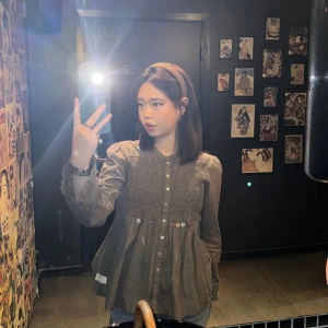 Odd Molly tröja - Odd Molly tröja/skjorta🩶i mycket bra skick! Storlek 2 men passar perfekt för mig som har S/M! Skriv för fler bilder✨köparen står för fraktkostnaden🩶