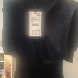 Ny sammetsklänning från Zara mycket populär och helt slutsåld. Stl xs men stretchig så passar även mig som har s. Referensnummer 8898/987