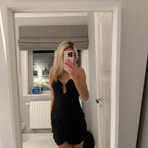 Zara klänning  - Zara klänning perfekt till festliga tillfällen🖤🥂helt oanvänd kappen finns kvar