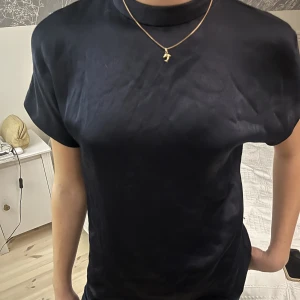 SAMSOE SAMSOE BLUS - Jätte fin, Marinblå blus ifrån SAMSOE SAMSOE, passar storlek XS-M beroendes på önskad passform. Använd fåtal gånger, bra skick.