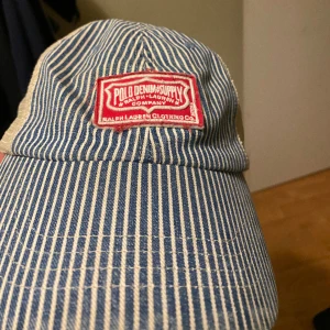 Ralph Lauren keps - Keps införskaffa på NK i Göteborg sommaren 2022. Praktiskt taget helt oanvänd. Läder spänne.  Nypris 799. 