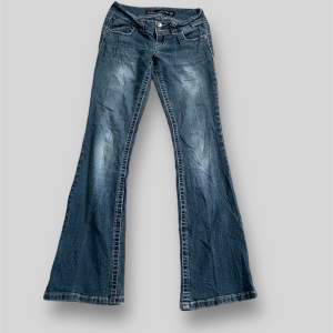 Grane jeans i modellen “Selma lowrise curvy boot”. Fint skick, har lite heel drag längst ned, men inget märkvärdigt (syns på sista bilden). Ytterbens längden är ca 96cm. Innerbens längden är ca 77cm och midjan är ca 34cm rakt över men är litestretcig