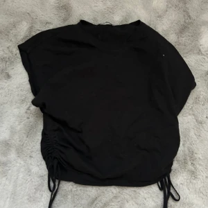 Zara t shirt - Superrrr fin med snören på sidan 