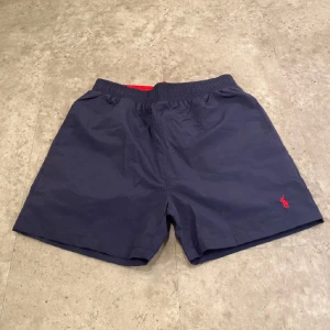 Ralph Lauren badbyxor - Säljer dessa oanvända badbyxorna från Ralph Lauren! Helt nya, aldrig använda! Nypris 1400kr mitt pris 399kr! Rätt så små i storleken, skulle säga M! Skriv om du har minsta fundering!
