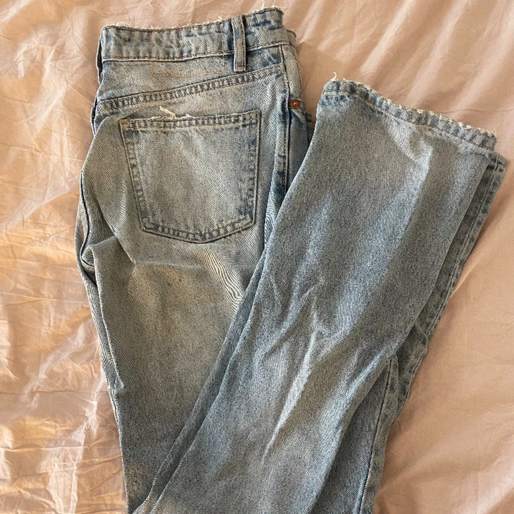 zara jeans i storlek 36🩷 gjort hål längst midjan så man kan sätta in ett snöre för att få tajtare i midjan🩷. Jeans & Byxor.