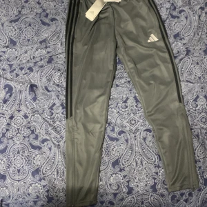 Adidas tränings byxor - Helt nya aldirg användt de Storlek M men passar inte mig som är 186