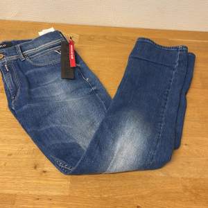 Säljer dessa feta replay jeans i skick 10/10 endast använt ett fåtal gånger och inga defekter! Nypris 1299 strlk 164cm