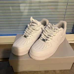 Air force  - Säljer mina knappt använda air force i storlek 42. Använda 1-3 gånger och är som nya. Pris kan diskuteras🤙🏼