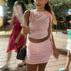 Rosa sett - Säljer det fina rosa settet, älskar älskar och perfekt till sommaren och speciell på sitt sätt!!