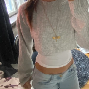 Stickad tröja  - Avklippta tröja från weekday. Den är klippt fin (skriv för bild). Den är i storlek xs men passar upp till M. Skriv för frågor osv!