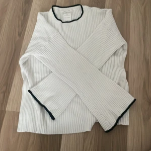 Vit stickad ZARA🤍 - Vit stickad från zara med svarta kanter🤍Från zaras Fancy Collection😍💕🙏