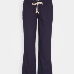 Roxy linnebyxor  - Mörkblåa lågmidjsde linnebyxor ifrån Roxy. Bra skick bara lite slitningar vid kanten vid fötterna. Nypris 599!💙