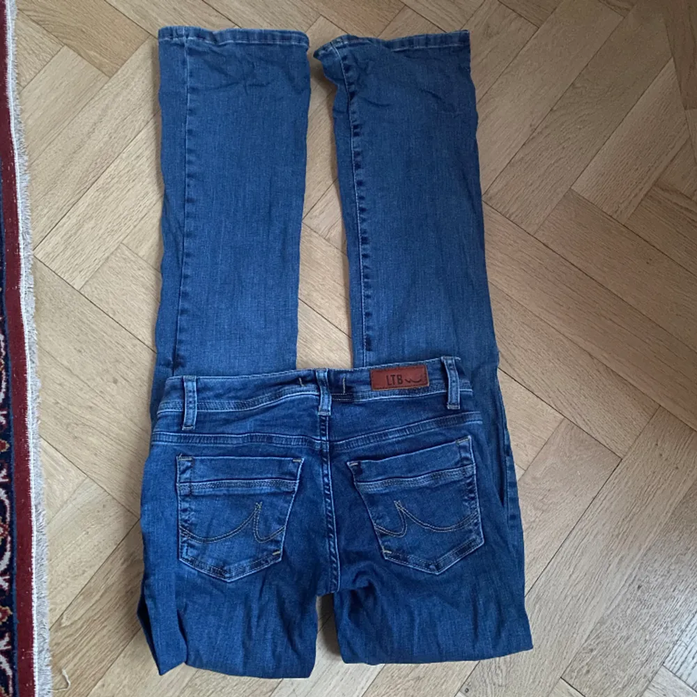 LTB jeans som är lågmidjade och bootcut, modellen valerie. Jättesnygga och knappt använda!💞. Jeans & Byxor.